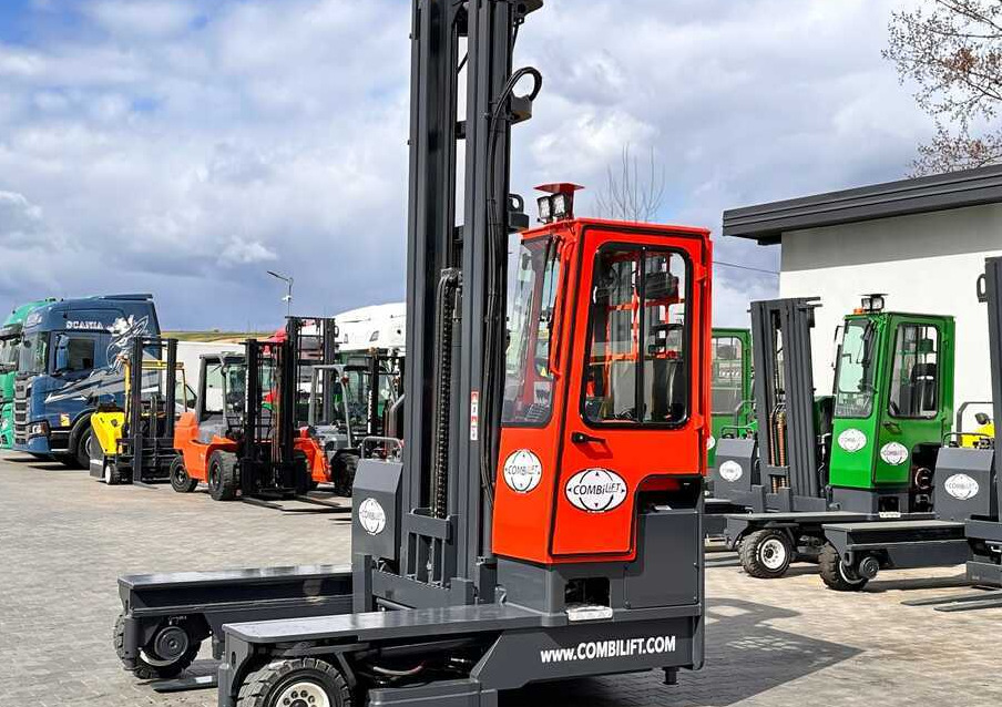 Combilift C4000 / DIESEL / TRIPLEX / 8400MM / FREE LIFT / SIDESHIFT / LIKE NEW - شاحنة المناولة رباعية الاتجاهات: صور 1 Combilift C4000 / DIESEL / TRIPLEX / 8400MM / FREE LIFT / SIDESHIFT / LIKE NEW - شاحنة المناولة رباعية الاتجاهات: صور 1