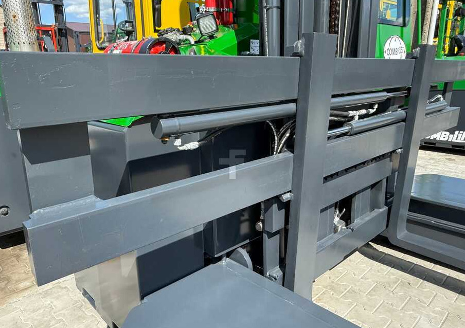 Combilift C5000E / ELECTRIC / TRIPLEX 8300MM / FULL FREE LIFT / WIDE POSITIONER / FORK SIDESHIFT / BATTERY LIKE NEW - شاحنة المناولة رباعية الاتجاهات: صور 5 Combilift C5000E / ELECTRIC / TRIPLEX 8300MM / FULL FREE LIFT / WIDE POSITIONER / FORK SIDESHIFT / BATTERY LIKE NEW - شاحنة المناولة رباعية الاتجاهات: صور 5