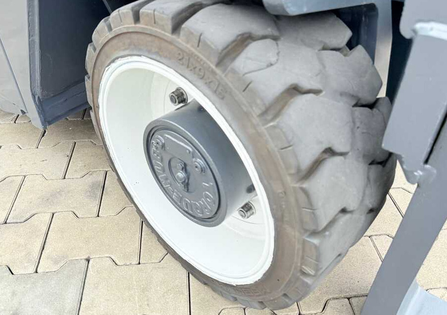 Combilift CBE4000 / TRIPLEX / 5200 / FREE-LIFT - شاحنة المناولة رباعية الاتجاهات: صور 5 Combilift CBE4000 / TRIPLEX / 5200 / FREE-LIFT - شاحنة المناولة رباعية الاتجاهات: صور 5