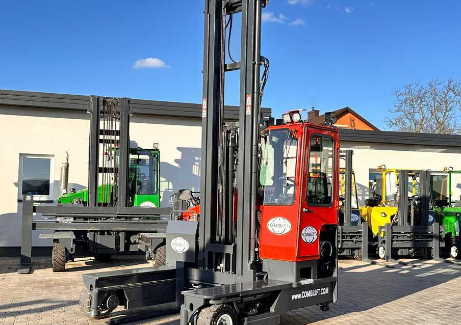 Combilift COMBILIFT C4000 – TRIPLEX 9300 mm – Year 2017 – GAS – FREE LIFT – FORK SIDE SHIFT – CONDITION 5/5 - شاحنة المناولة رباعية الاتجاهات: صور 3 Combilift COMBILIFT C4000 – TRIPLEX 9300 mm – Year 2017 – GAS – FREE LIFT – FORK SIDE SHIFT – CONDITION 5/5 - شاحنة المناولة رباعية الاتجاهات: صور 3