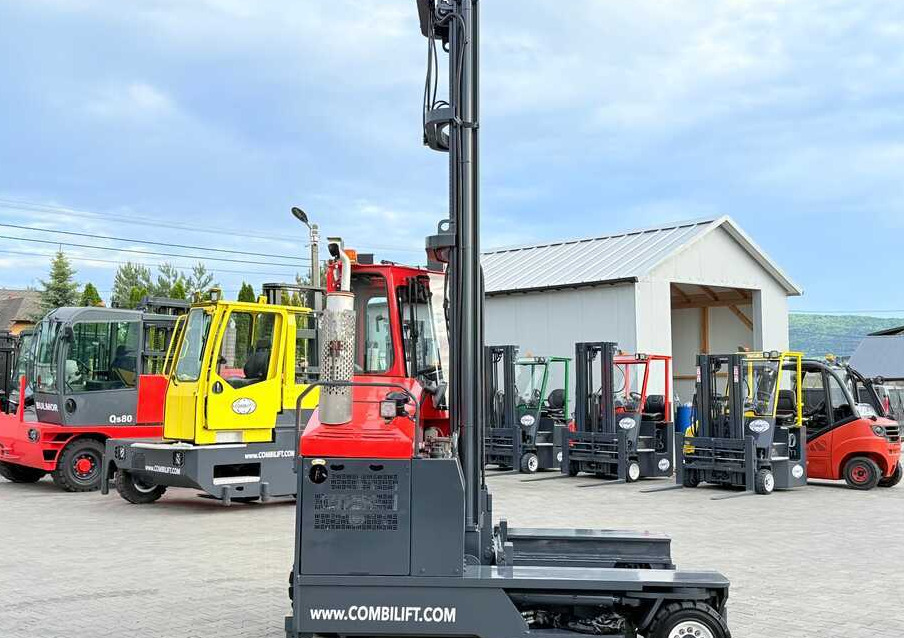 Combilift COMBILIFT C4000 – TRIPLEX 9300 mm – Year 2017 – GAS – FREE LIFT – FORK SIDE SHIFT – CONDITION 5/5 - شاحنة المناولة رباعية الاتجاهات: صور 3 Combilift COMBILIFT C4000 – TRIPLEX 9300 mm – Year 2017 – GAS – FREE LIFT – FORK SIDE SHIFT – CONDITION 5/5 - شاحنة المناولة رباعية الاتجاهات: صور 3