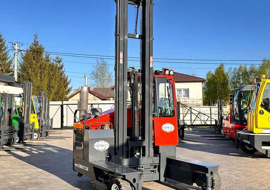 Combilift COMBILIFT C4000 – TRIPLEX 9300 mm – Year 2017 – GAS – FREE LIFT – FORK SIDE SHIFT – CONDITION 5/5 - شاحنة المناولة رباعية الاتجاهات: صور 5 Combilift COMBILIFT C4000 – TRIPLEX 9300 mm – Year 2017 – GAS – FREE LIFT – FORK SIDE SHIFT – CONDITION 5/5 - شاحنة المناولة رباعية الاتجاهات: صور 5