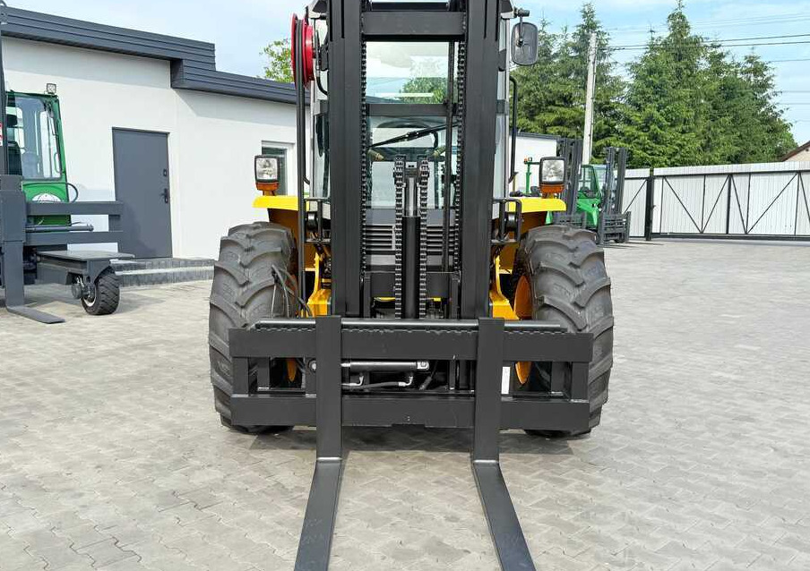 JCB 940 / DIESEL / TRIPLEX 4500MM / FORK POSITIONER / FORK SIDESHIFT / 4T / NEW TYRES / LIKE NEW - شاحنات الطرق الوعرة: صور 4 JCB 940 / DIESEL / TRIPLEX 4500MM / FORK POSITIONER / FORK SIDESHIFT / 4T / NEW TYRES / LIKE NEW - شاحنات الطرق الوعرة: صور 4