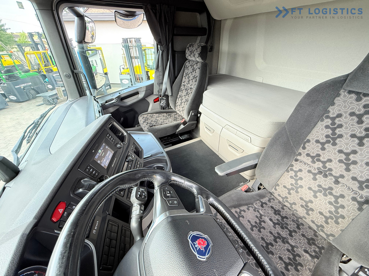SCANIA R500 / STANDARD / RETARDER / 6X AIR SUSPENSION / PARKING AIR CONDITIONING / INTERAXLE COVERS / 2X BED / FRIDGE / RETARDER / LIKE NEW - شاحنة جرار: صور 2 SCANIA R500 / STANDARD / RETARDER / 6X AIR SUSPENSION / PARKING AIR CONDITIONING / INTERAXLE COVERS / 2X BED / FRIDGE / RETARDER / LIKE NEW - شاحنة جرار: صور 2