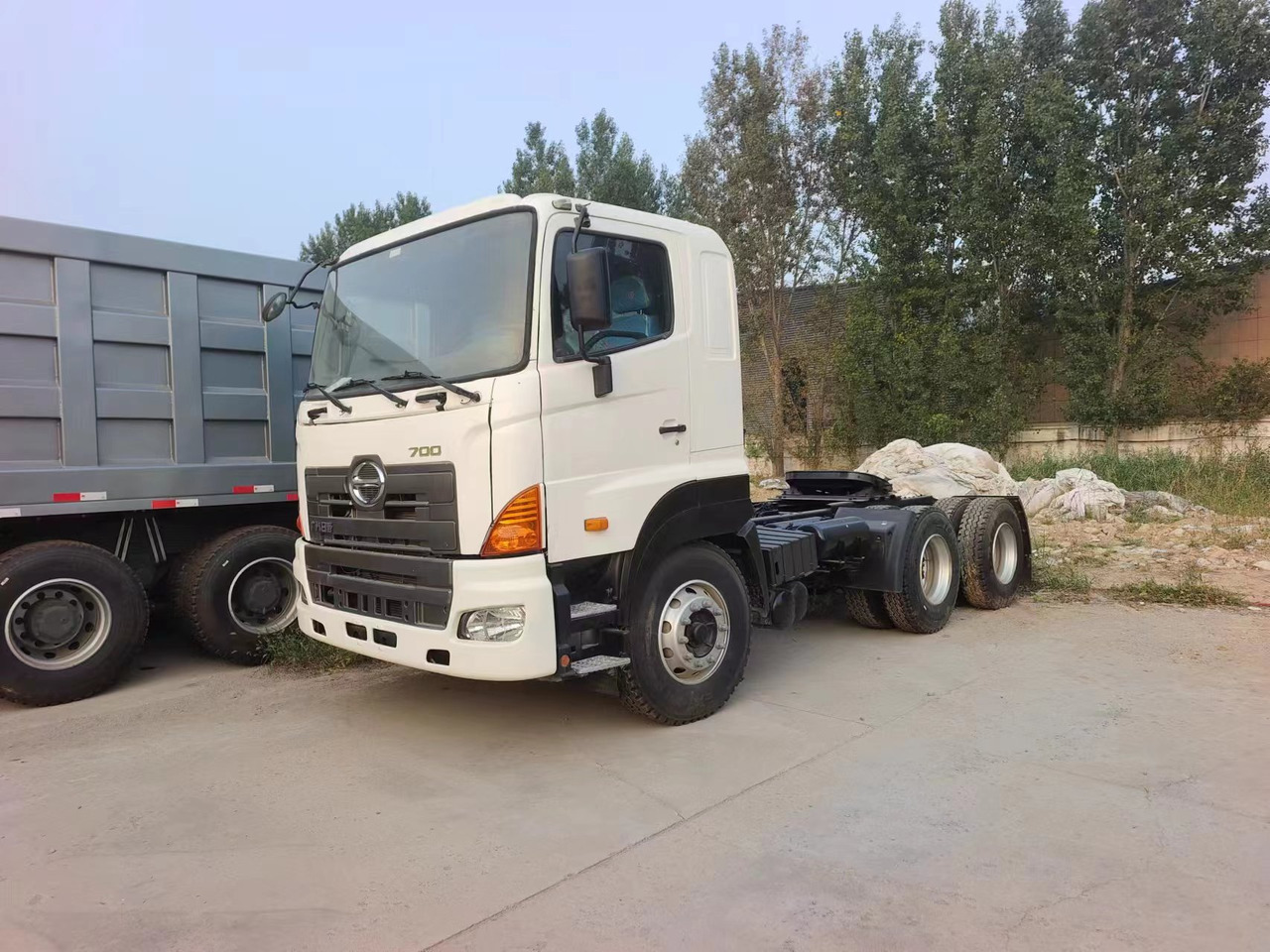 HINO HINO 700,6×4 - شاحنة جرار: صور 1 HINO HINO 700,6×4 - شاحنة جرار: صور 1