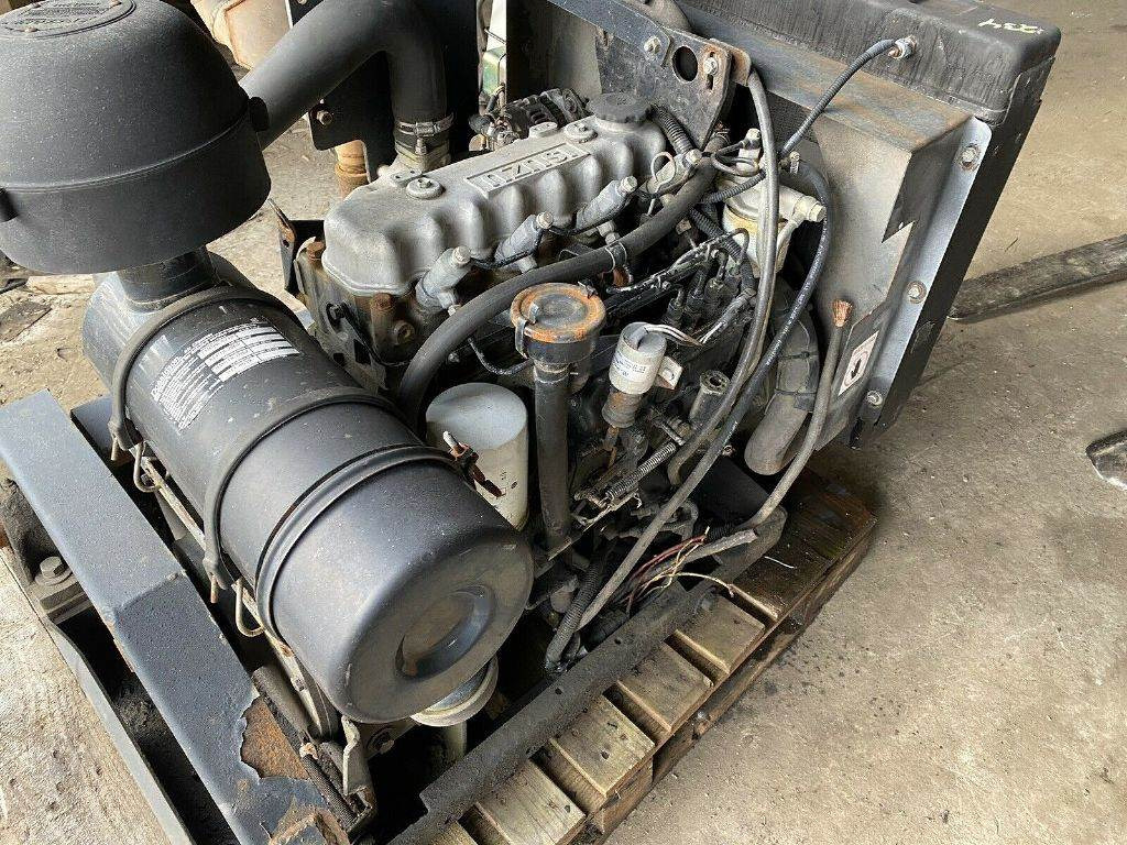 ISUZU C240 - المحرك - رافعة شوكية: صور 3 ISUZU C240 - المحرك - رافعة شوكية: صور 3