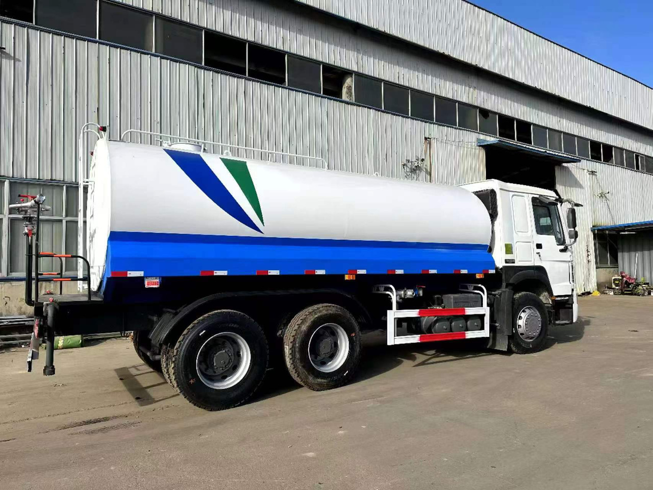 SINOTRUK 20  cubic  meters  tanker - شاحنة صهريج: صور 5 SINOTRUK 20  cubic  meters  tanker - شاحنة صهريج: صور 5
