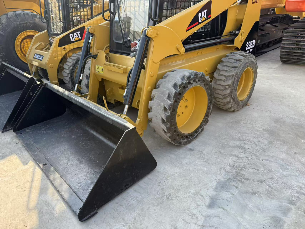 CATERPILLAR Used Mini Small CAT226B Skid Steer Loader in Stock with Best Review for Sale - شيول صغير: صور 4 CATERPILLAR Used Mini Small CAT226B Skid Steer Loader in Stock with Best Review for Sale - شيول صغير: صور 4