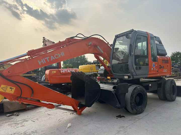 Hot Sale! Used Hitachi ZX130 Wheel Excavator |Excellent Condition| Best Price | Perfect for Construction & Road Projects - حفارة على عجلات: صور 5 Hot Sale! Used Hitachi ZX130 Wheel Excavator |Excellent Condition| Best Price | Perfect for Construction & Road Projects - حفارة على عجلات: صور 5