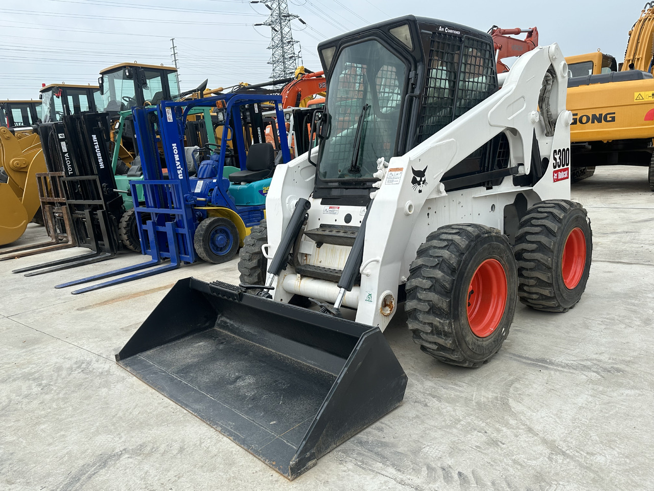 Second hand Hot sale skid-steers Bobcat S300 - شيول صغير: صور 1 Second hand Hot sale skid-steers Bobcat S300 - شيول صغير: صور 1