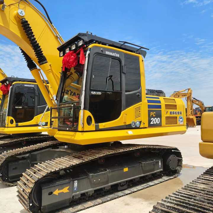 USED komatsu Pc200-8 Excavator with Good Condition for Sale - حفارة: صور 1 USED komatsu Pc200-8 Excavator with Good Condition for Sale - حفارة: صور 1