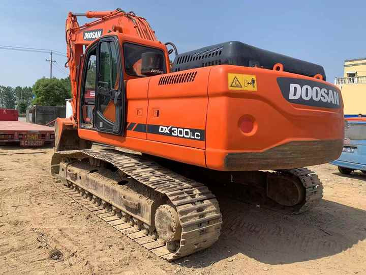 Used Digger DOOSAN DX300 Construction Machinery Construction Digger Used DOOSAN DX300 Cheap Excavator - حفارات زحافة: صور 5 Used Digger DOOSAN DX300 Construction Machinery Construction Digger Used DOOSAN DX300 Cheap Excavator - حفارات زحافة: صور 5