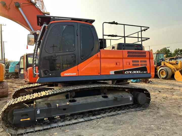 Used Digger DOOSAN DX300 Construction Machinery Construction Digger Used DOOSAN DX300 Cheap Excavator - حفارات زحافة: صور 2 Used Digger DOOSAN DX300 Construction Machinery Construction Digger Used DOOSAN DX300 Cheap Excavator - حفارات زحافة: صور 2