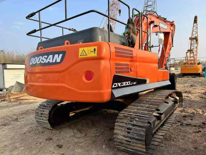 Used Digger DOOSAN DX300 Construction Machinery Construction Digger Used DOOSAN DX300 Cheap Excavator - حفارات زحافة: صور 3 Used Digger DOOSAN DX300 Construction Machinery Construction Digger Used DOOSAN DX300 Cheap Excavator - حفارات زحافة: صور 3