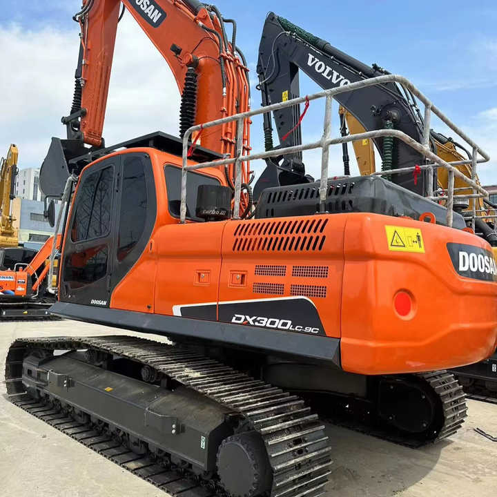 Used Digger DOOSAN DX300 Construction Machinery Construction Digger Used DOOSAN DX300 Cheap Excavator - حفارات زحافة: صور 1 Used Digger DOOSAN DX300 Construction Machinery Construction Digger Used DOOSAN DX300 Cheap Excavator - حفارات زحافة: صور 1