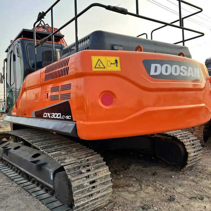 Used Excavator Doosan DX300 Excavators Mini Equipment Earth Moving Machinery Doosan Digger Excavator for Sale - حفارات زحافة: صور 4 Used Excavator Doosan DX300 Excavators Mini Equipment Earth Moving Machinery Doosan Digger Excavator for Sale - حفارات زحافة: صور 4