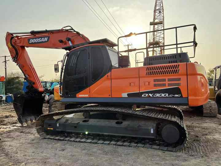 Used Excavator Doosan DX300 Excavators Mini Equipment Moving Machinery Doosan Digger Excavator for Sale - حفارات زحافة: صور 1 Used Excavator Doosan DX300 Excavators Mini Equipment Moving Machinery Doosan Digger Excavator for Sale - حفارات زحافة: صور 1