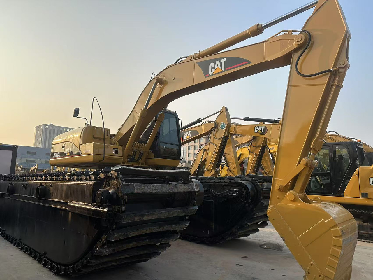 CATERPILLAR 320C Amphibious excavator - حفارات برمائية: صور 4 CATERPILLAR 320C Amphibious excavator - حفارات برمائية: صور 4