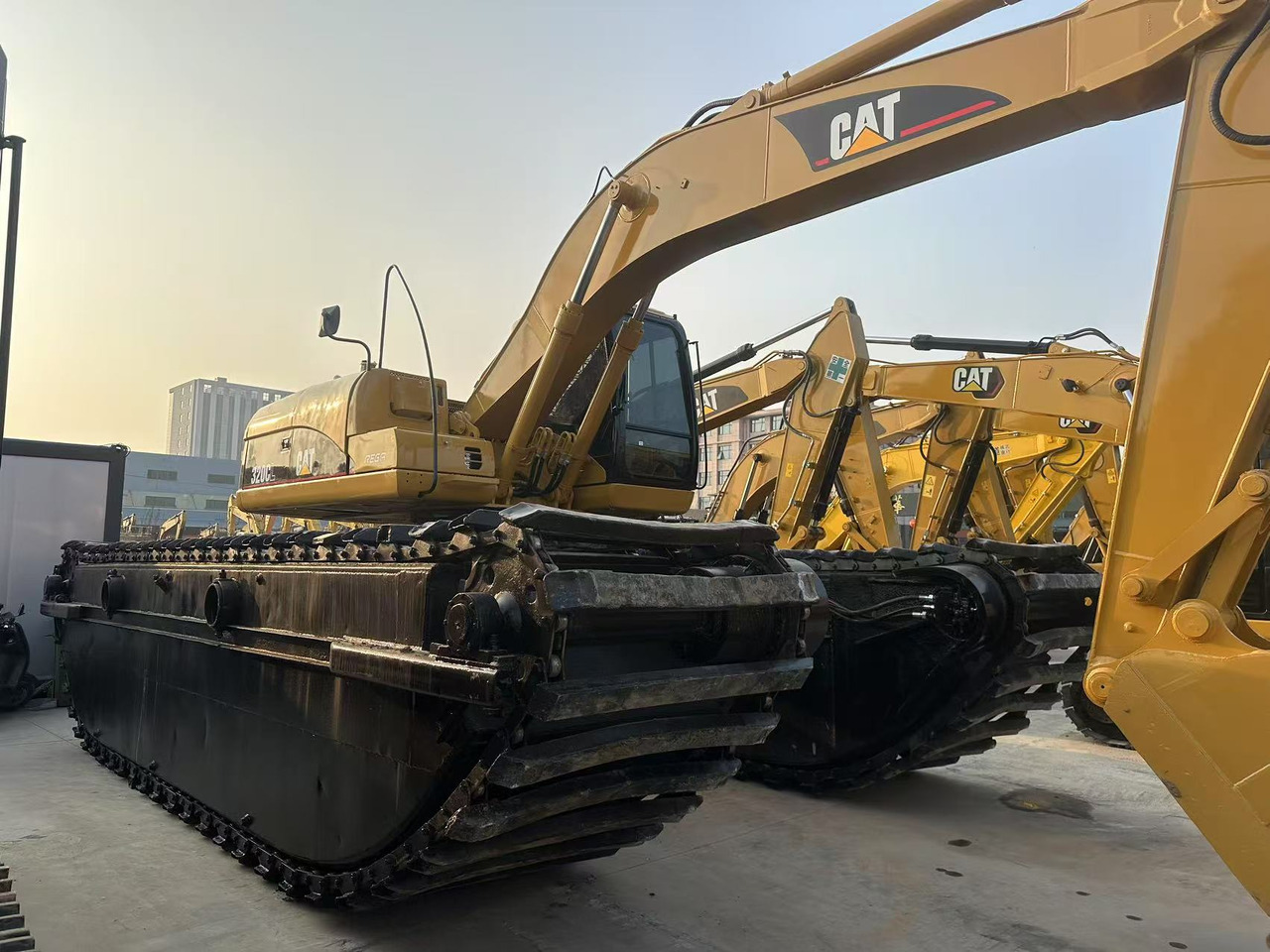 CATERPILLAR 320C Amphibious excavator - حفارات برمائية: صور 3 CATERPILLAR 320C Amphibious excavator - حفارات برمائية: صور 3