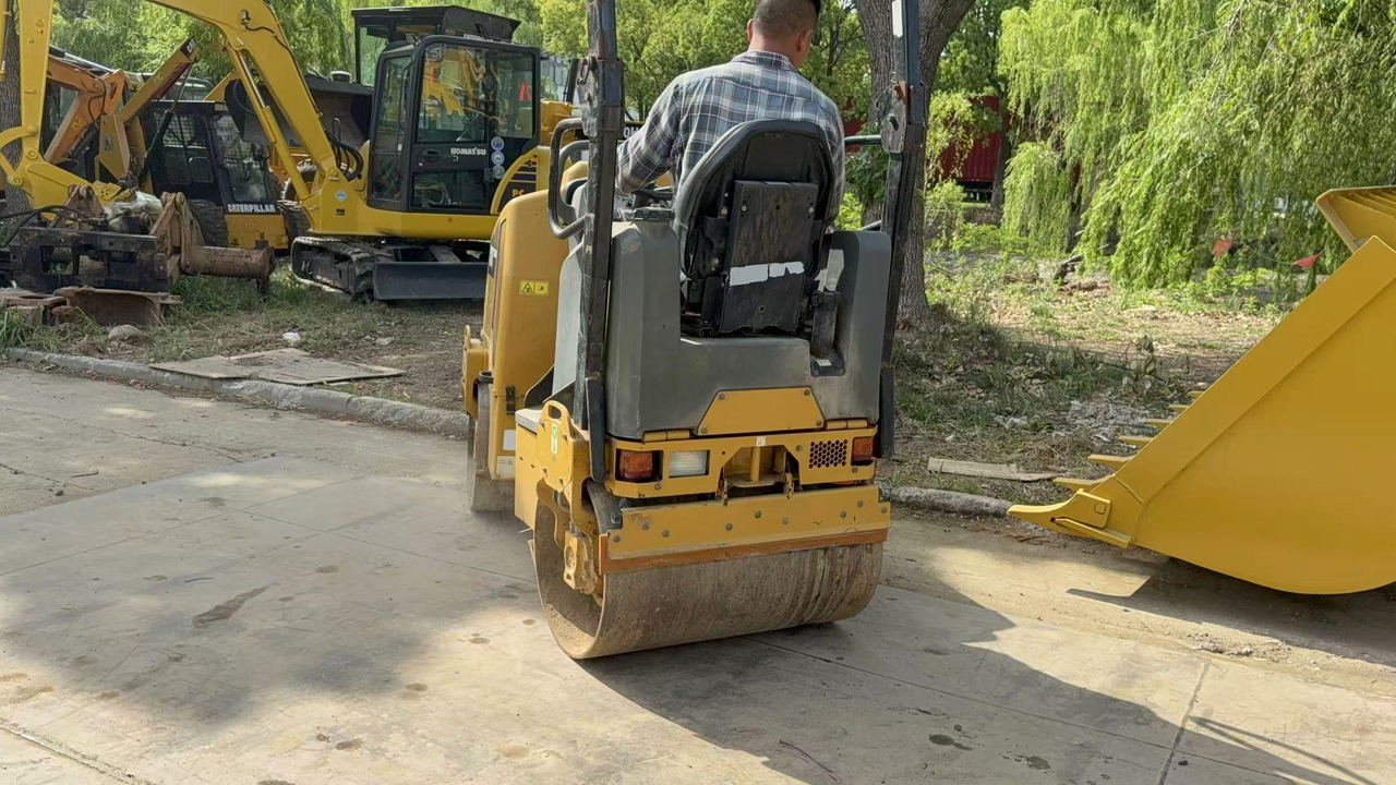 CATERPILLAR CB14B - مدحلة الأسفلت: صور 3 CATERPILLAR CB14B - مدحلة الأسفلت: صور 3