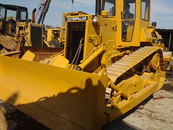 CATERPILLAR D5H - بلدوزر: صور 1 CATERPILLAR D5H - بلدوزر: صور 1