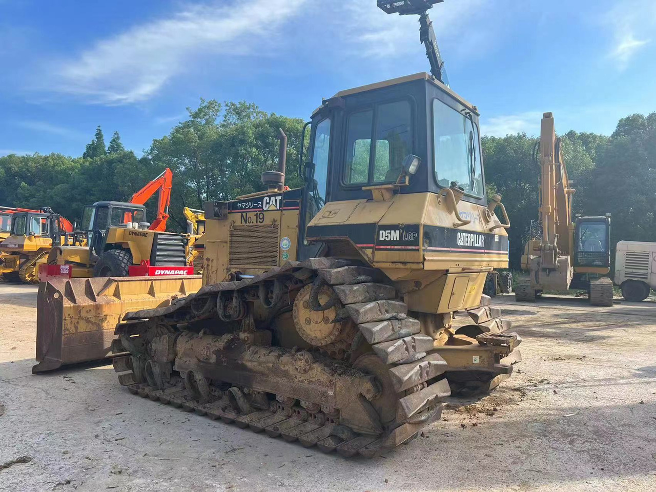 CATERPILLAR D5M - بلدوزر: صور 4 CATERPILLAR D5M - بلدوزر: صور 4