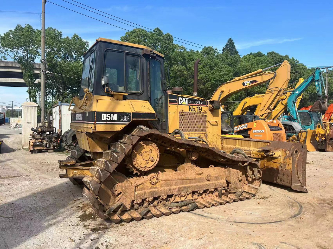 CATERPILLAR D5M - بلدوزر: صور 1 CATERPILLAR D5M - بلدوزر: صور 1