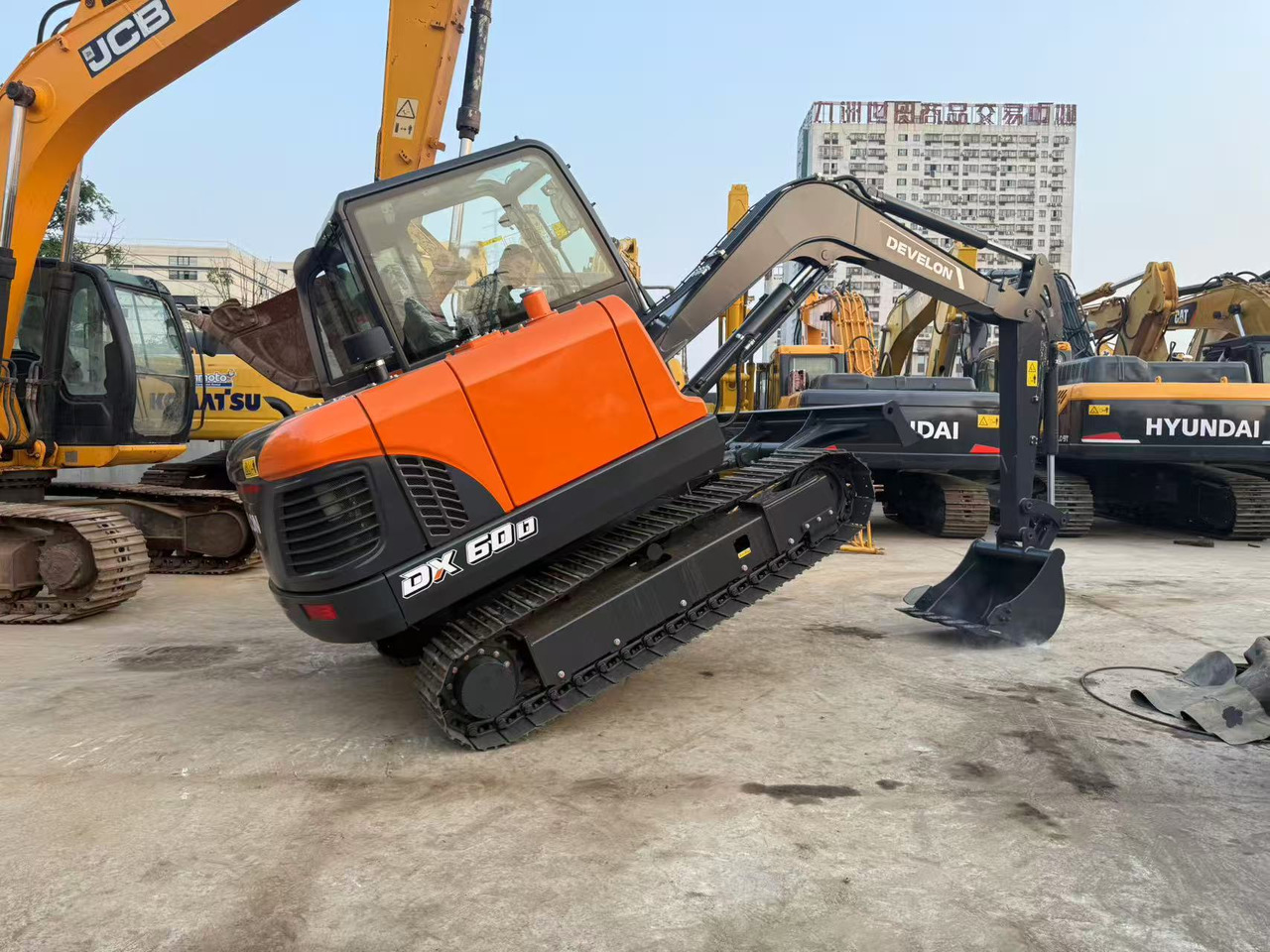 DOOSAN DX60D-10 - حفارة مصغرة: صور 1 DOOSAN DX60D-10 - حفارة مصغرة: صور 1