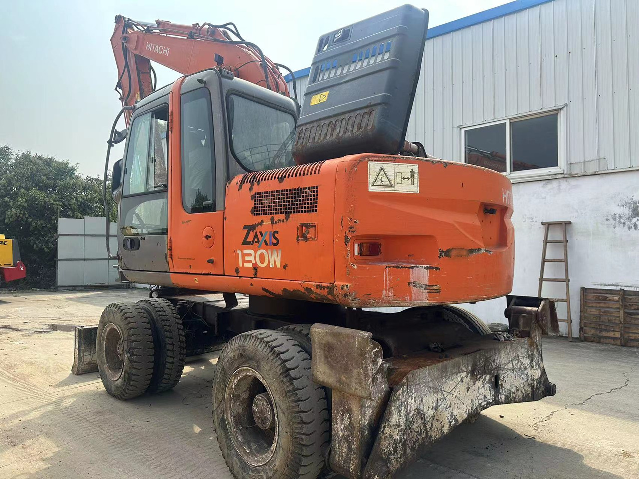 HITACHI ZX130 - حفارة على عجلات: صور 3 HITACHI ZX130 - حفارة على عجلات: صور 3