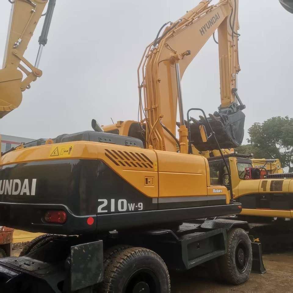 HYUNDAI R210W-9 - حفارة على عجلات: صور 5 HYUNDAI R210W-9 - حفارة على عجلات: صور 5
