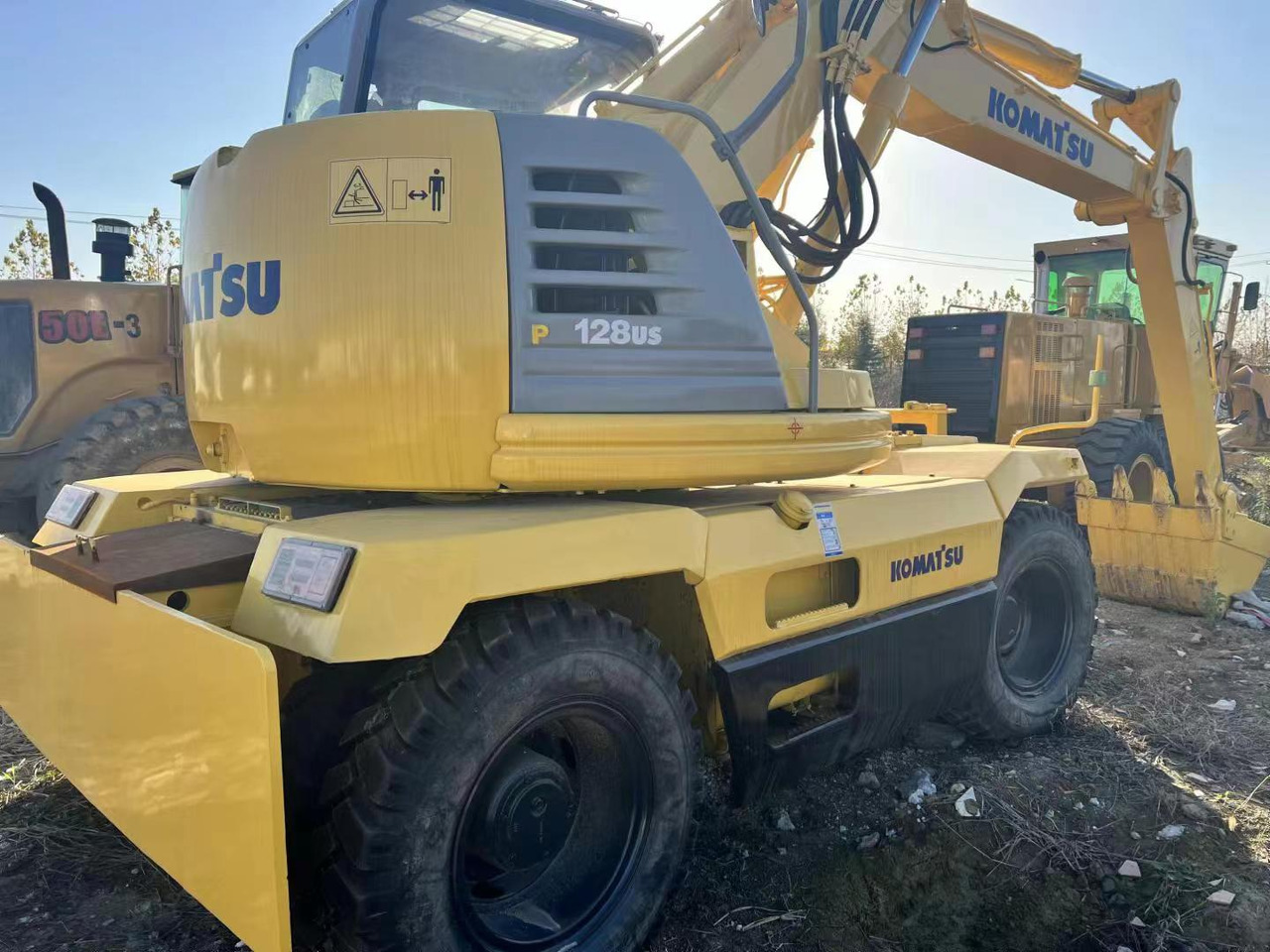 KOMATSU PC128US - حفارة على عجلات: صور 2 KOMATSU PC128US - حفارة على عجلات: صور 2