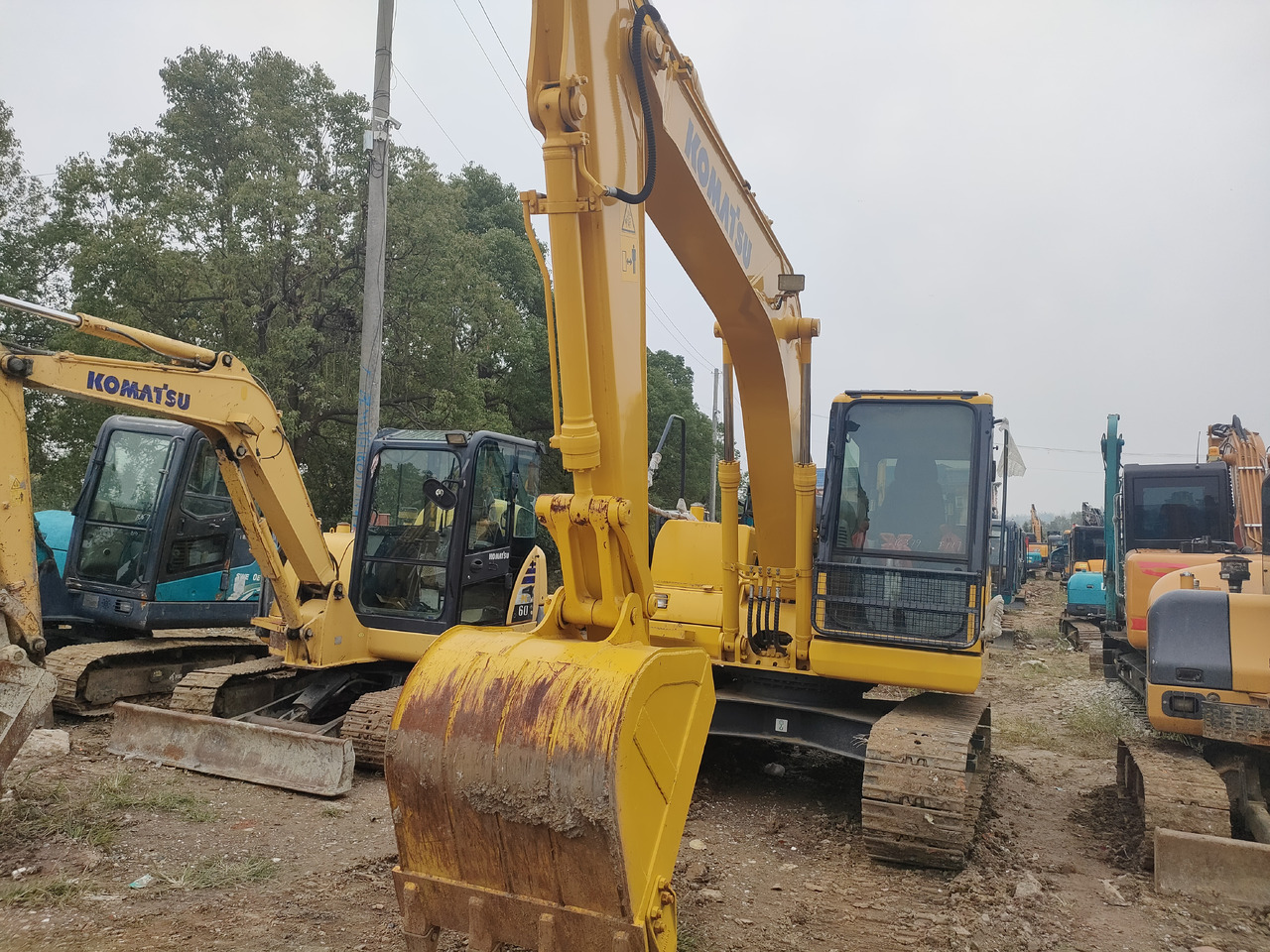 KOMATSU PC130-7 - حفارة على عجلات: صور 3 KOMATSU PC130-7 - حفارة على عجلات: صور 3