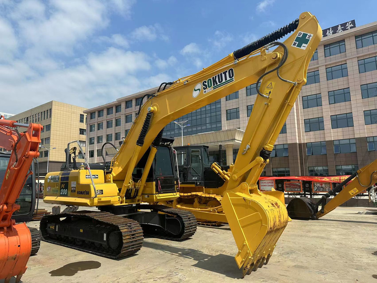 KOMATSU PC200-8N1 - حفارات زحافة: صور 2 KOMATSU PC200-8N1 - حفارات زحافة: صور 2