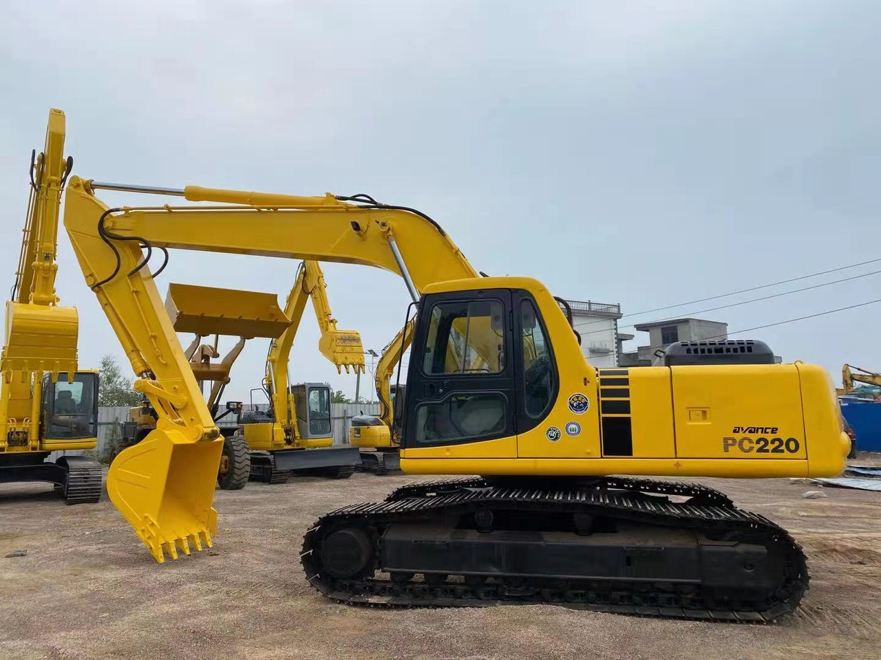 KOMATSU PC220-6 - حفارات زحافة: صور 1 KOMATSU PC220-6 - حفارات زحافة: صور 1