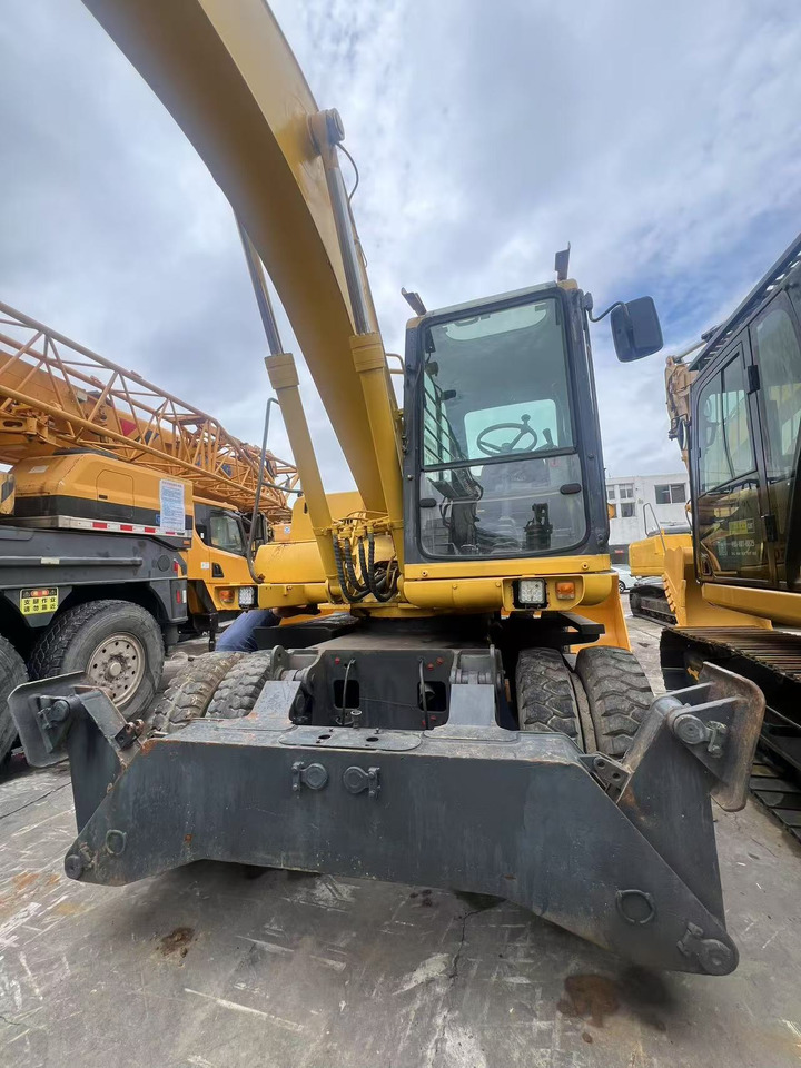 KOMATSU PW150 - حفارة على عجلات: صور 3 KOMATSU PW150 - حفارة على عجلات: صور 3
