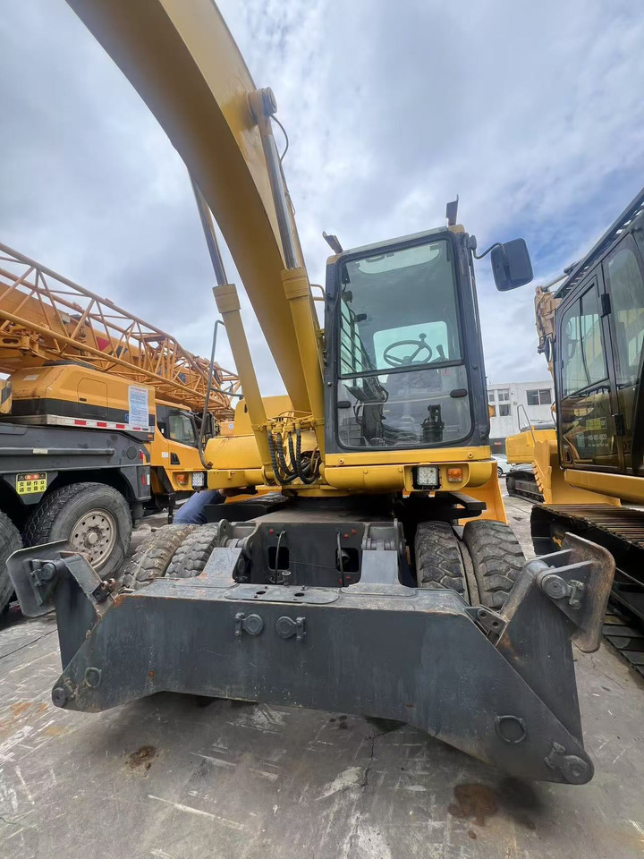 KOMATSU PW150 - حفارة على عجلات: صور 1 KOMATSU PW150 - حفارة على عجلات: صور 1