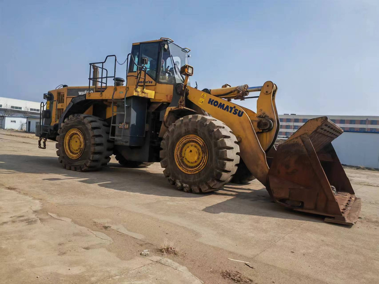 KOMATSU WA600-6 - اللودر بعجل: صور 1 KOMATSU WA600-6 - اللودر بعجل: صور 1