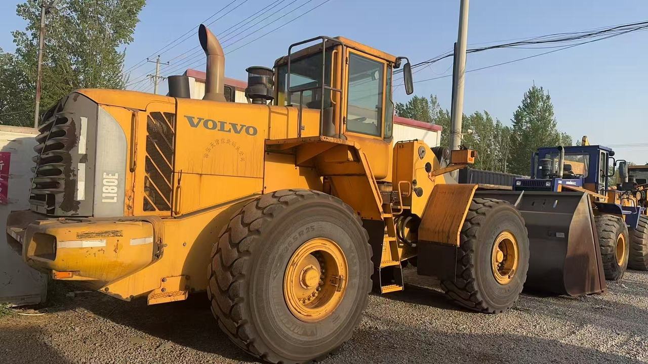 VOLVO L180E - اللودر بعجل: صور 1 VOLVO L180E - اللودر بعجل: صور 1