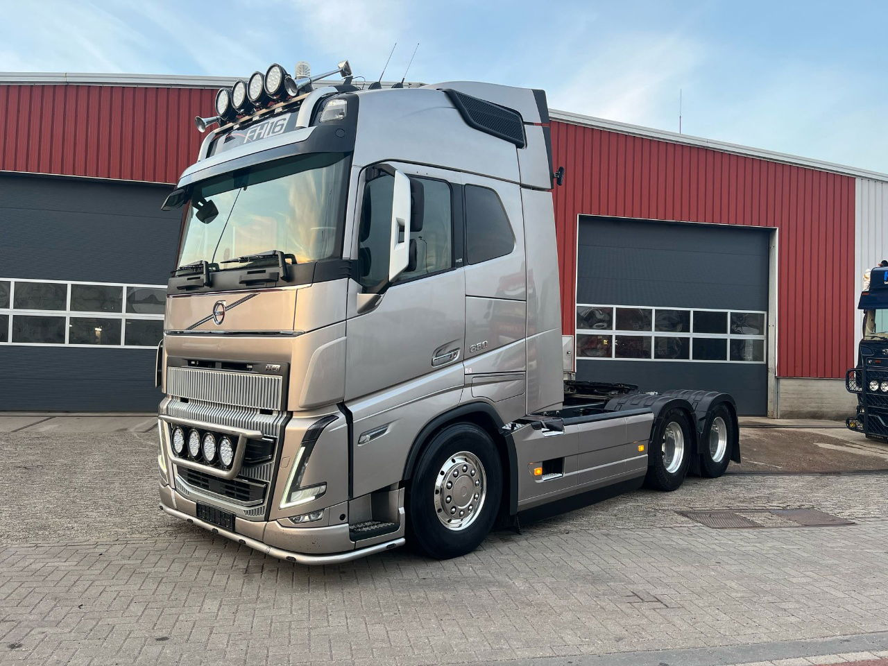 Volvo FH 16.650 FH16 6x4 - شاحنة جرار: صور 1 Volvo FH 16.650 FH16 6x4 - شاحنة جرار: صور 1