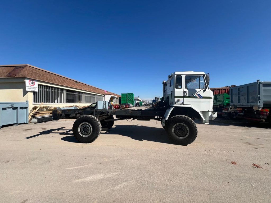 IVECO 100 4X4 BALESTRATO ANTERIORE E POSTERIO - الشاسيه شاحنة: صور 4 IVECO 100 4X4 BALESTRATO ANTERIORE E POSTERIO - الشاسيه شاحنة: صور 4
