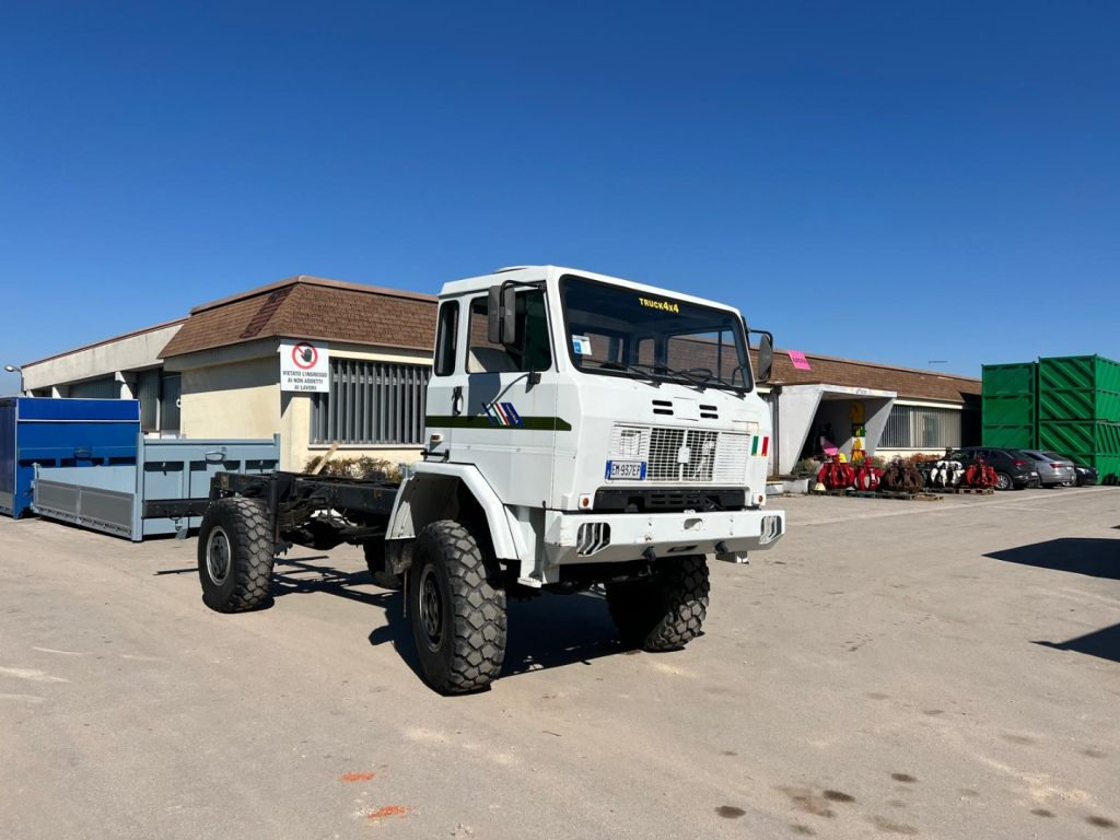IVECO 100 4X4 BALESTRATO ANTERIORE E POSTERIO - الشاسيه شاحنة: صور 2 IVECO 100 4X4 BALESTRATO ANTERIORE E POSTERIO - الشاسيه شاحنة: صور 2