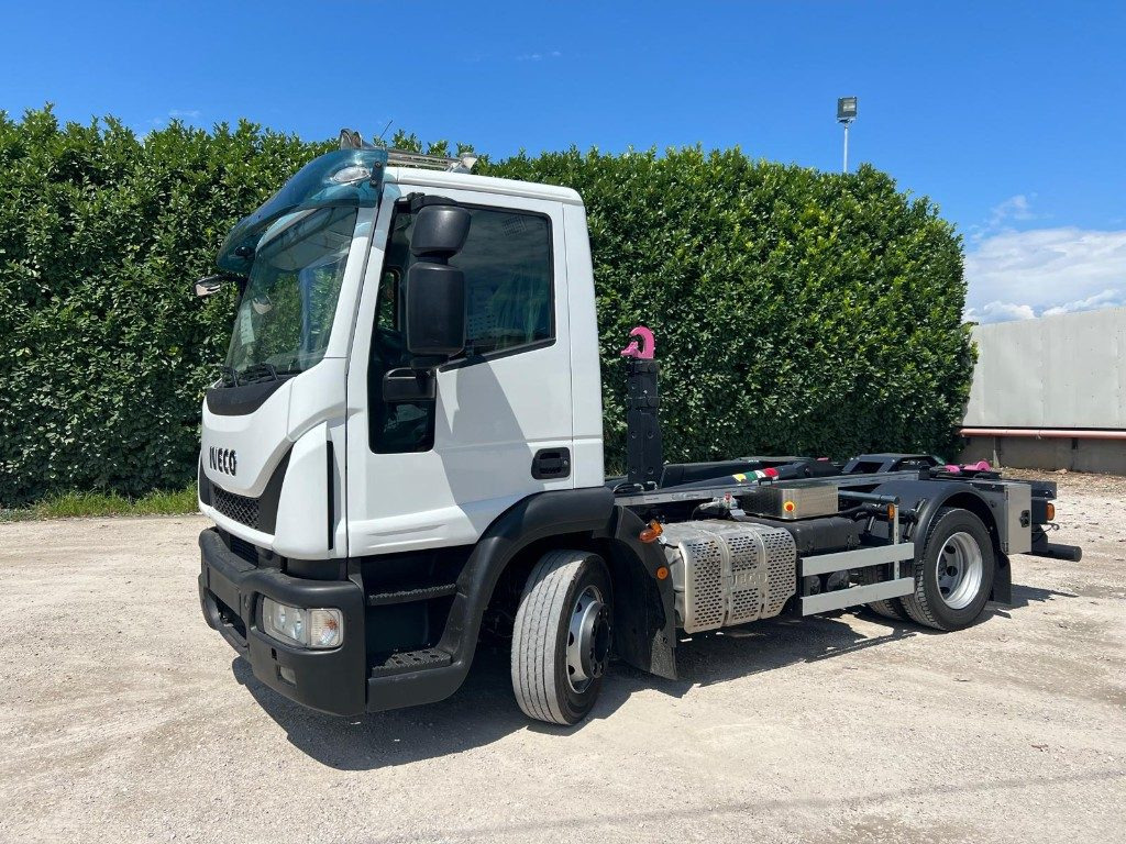 IVECO EUROCARGO 120E28 CON SCARRABILE NUOVO - شاحنة ذات الخطاف: صور 1 IVECO EUROCARGO 120E28 CON SCARRABILE NUOVO - شاحنة ذات الخطاف: صور 1