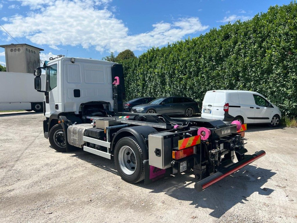 IVECO EUROCARGO 120E28 CON SCARRABILE NUOVO - شاحنة ذات الخطاف: صور 3 IVECO EUROCARGO 120E28 CON SCARRABILE NUOVO - شاحنة ذات الخطاف: صور 3