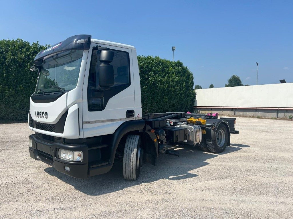 IVECO EUROCARGO 140E25 SCARRABILE - شاحنة ذات الخطاف: صور 1 IVECO EUROCARGO 140E25 SCARRABILE - شاحنة ذات الخطاف: صور 1