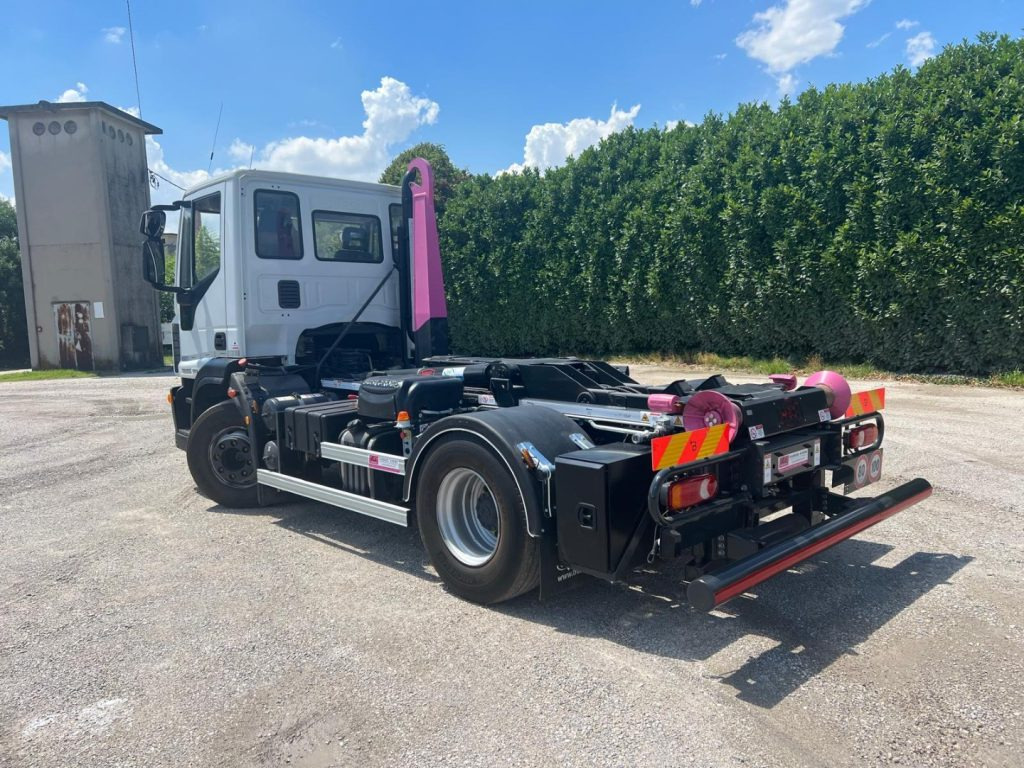 IVECO EUROCARGO 160E25 SCARRABILE - شاحنة ذات الخطاف: صور 3 IVECO EUROCARGO 160E25 SCARRABILE - شاحنة ذات الخطاف: صور 3