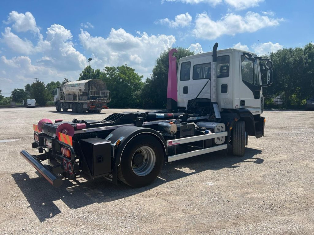 IVECO EUROCARGO 160E25 SCARRABILE - شاحنة ذات الخطاف: صور 5 IVECO EUROCARGO 160E25 SCARRABILE - شاحنة ذات الخطاف: صور 5
