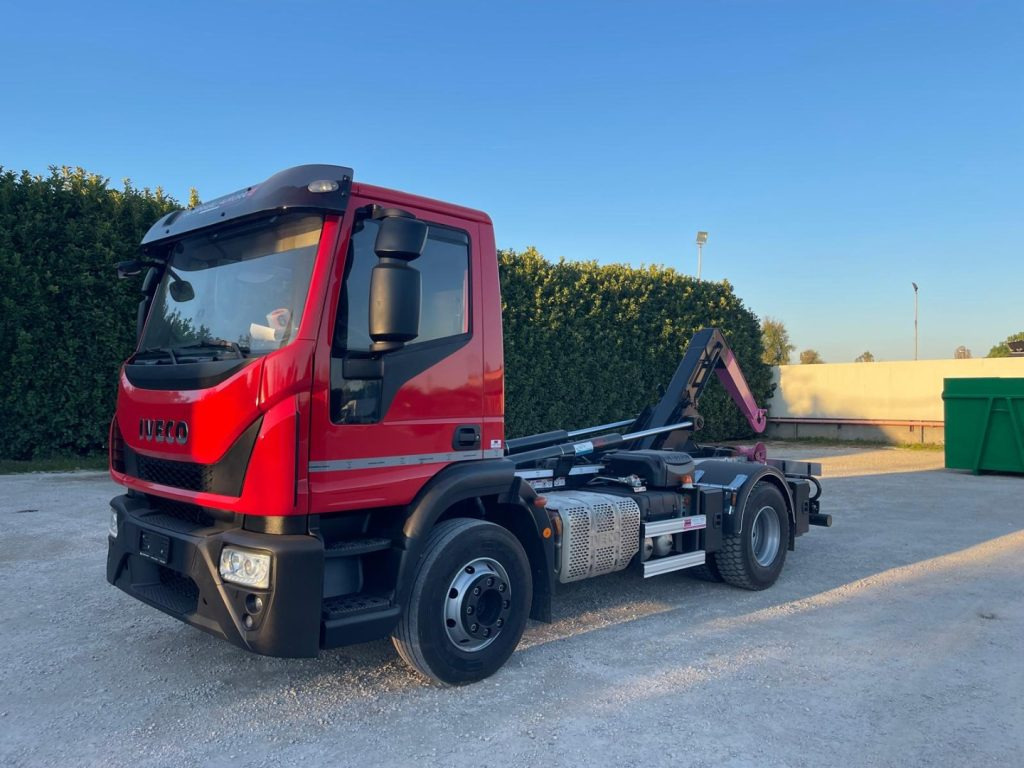 IVECO EUROCARGO 160E32 CON SCARRABILE NUOVO - شاحنة ذات الخطاف: صور 1 IVECO EUROCARGO 160E32 CON SCARRABILE NUOVO - شاحنة ذات الخطاف: صور 1