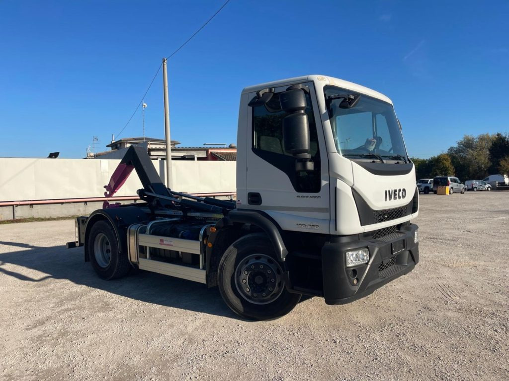 IVECO EUROCARGO 180E25 CON SCARRABILE NUOVO - شاحنة ذات الخطاف: صور 2 IVECO EUROCARGO 180E25 CON SCARRABILE NUOVO - شاحنة ذات الخطاف: صور 2