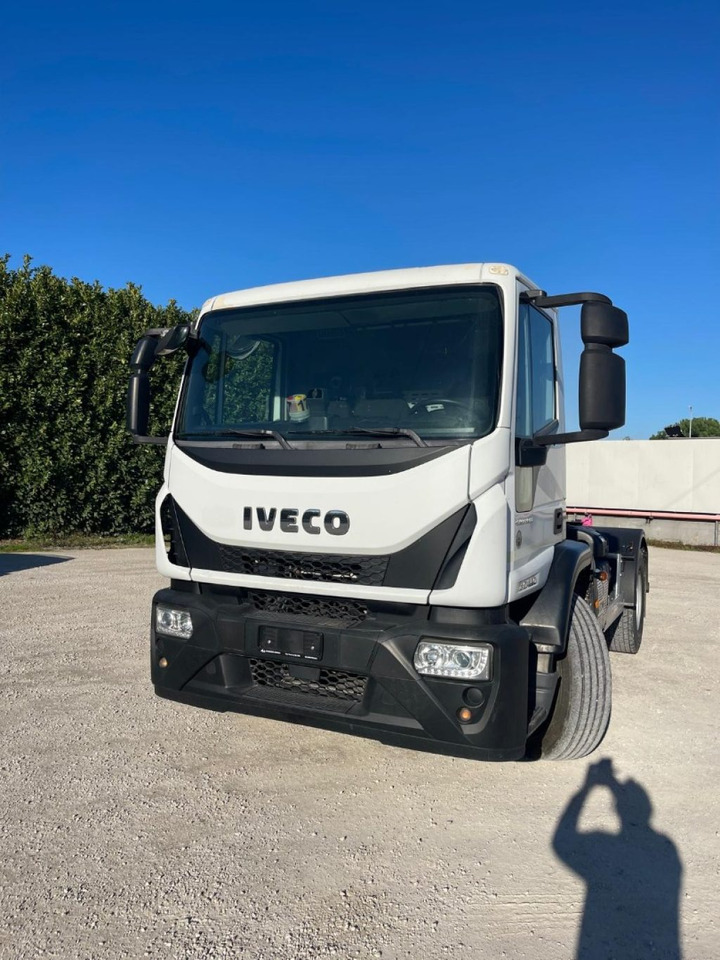 IVECO EUROCARGO 180E25 CON SCARRABILE NUOVO - شاحنة ذات الخطاف: صور 1 IVECO EUROCARGO 180E25 CON SCARRABILE NUOVO - شاحنة ذات الخطاف: صور 1