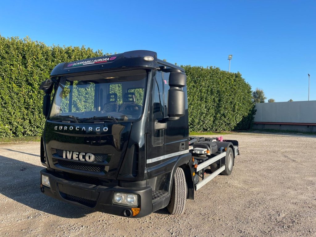 IVECO EUROCARGO 75E18 CON SCARRABILE NUOVO - شاحنة ذات الخطاف: صور 2 IVECO EUROCARGO 75E18 CON SCARRABILE NUOVO - شاحنة ذات الخطاف: صور 2